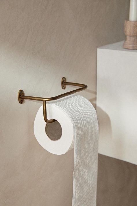 GOLDEN TOILET ROLL HOLDER - Golden | ZARA United States Golden Toilet, Downstairs Bathroom, Bathroom Inspo, Toilet Roll Holder, Bathroom Renos, Bathroom Cleaning, Color Dorado, Kids' Bathroom, Guest Bathroom