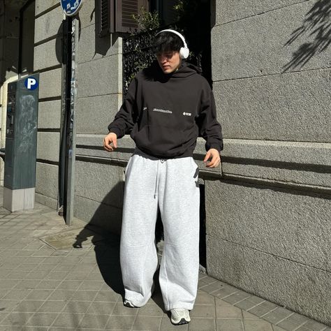 opeeeeening :) White Track Pants Outfit Men, Styling Track Pants, Sweatpants Outfit Men, Wide Leg Sweatpants Outfit, Men Track Pants, Wide Leg Pants Men, Grey Fits, Track Pants Outfit, Outfit Pose