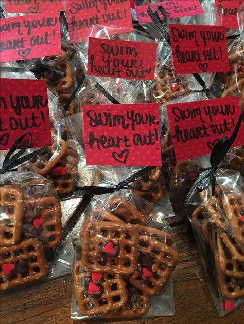 Swim treats - Swim your heart out! Secret Psycher Swimming, End Of Season Swim Team Gifts, State Swim Meet Gifts, Team Snack Bags, Summer Swim Team, Swim Team Mom, Swim Team Party, Swim Coach Gifts, Swim Team Gifts