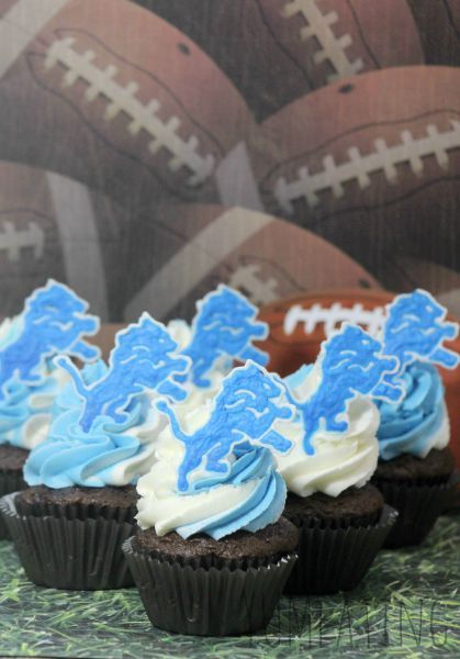 Detroit Lions Chocolate Cupcakes #Detroit #Football Detroit Lions Cake, Easy Cupcake Recipe, Lion Cupcakes, Frosting For Chocolate Cupcakes, Cupcakes With Chocolate Frosting, Lion Birthday Party, Football Cupcakes, Cupcakes With Chocolate, Lion Birthday