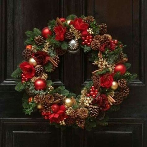 ....... Wreaths Uk, Door Wreaths Christmas, Rich Christmas, Dekoratívne Vence, Classic Wreath, Traditional Wreath, Christmas Garlands, Wreaths Christmas, Christmas Door Wreaths