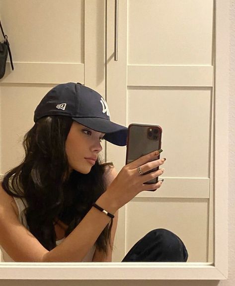 Baseball Hat Selfie, Downtown Girl Pfp, Spice Up Instagram Photos, Poses For Selfies, Face Poses, Spiegel Selfie, Poses Selfie, Instagram Selfie, Selfie Ideas Instagram