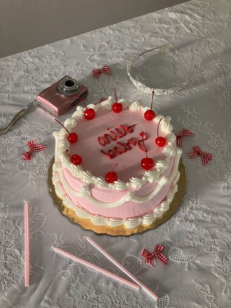 Round Birthday Cake Aesthetic, Astetic Birthday Cake Ideas, Cute Round Birthday Cakes, Cakes Astetic, Cake Asethic, Cute Pink Cakes Birthdays, Cake Asthetic Picture, Sweet 16 Birthday Cake Ideas, Round Vintage Cake