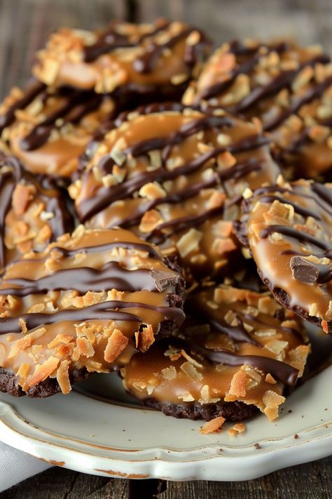 Easy No-Bake Samoa Cookies Samoa Brownies Recipe, Samoa Cookie Bars, Homemade Samoa Cookies, Samoas Cookie Pie, No Bake Samoa Cookies, 7 Layer Cookies Recipe, Samoa Cheesecake Recipe, No Bake Bake Sale Ideas, Sweet Marie Bars