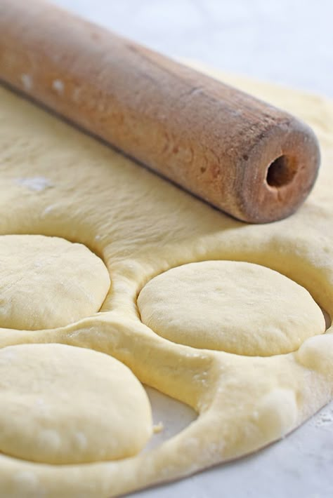 Homemade Dinner Rolls Easy, Viennese Biscuits, Homemade Bread Rolls, Easy Yeast Rolls, Dinner Rolls Easy, Homemade Yeast Rolls, Cake Courgette, Homemade Yeast, Rolls Easy