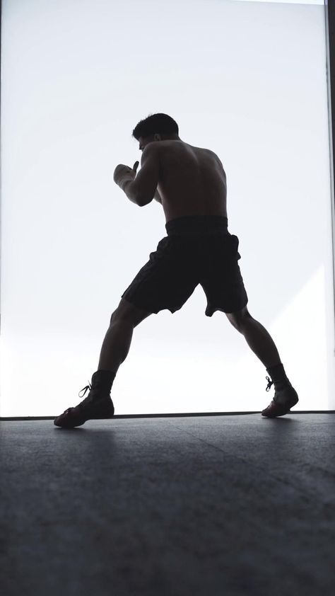 Man Shadowing Boxing Workout Videos Men, Mens Outfits Italy, Outfits Italy Summer, Martial Arts Videos, Kickboxing Workout Video, Boxing Workout Video, Man Shadow, Shadow Boxing Workout, Boxing Men