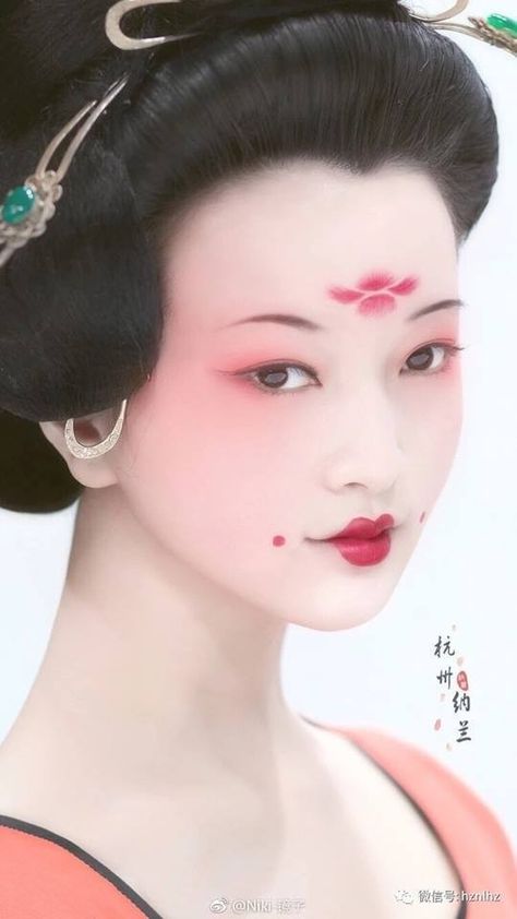 The colors on this are beautiful together and fade into each other very well. Tang Dynasty Makeup, Chinese Traditional Makeup, Makeup Asia, Geisha Makeup, Japan Makeup, Dark Lip, Chinese Makeup, Black Guy, Makeup Drawing