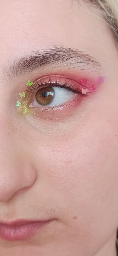 A fairy tale makeup look with butterflies red and green eyeshadow #makeup #fairymakeup Fairy Makeup Simple, Red And Green Eyeshadow, Fairy Tale Makeup, Green Eyeshadow Makeup, Red Eyeshadow Look, Trilogy Tour, Red Eyeshadow, Fairy Makeup, Green Eyeshadow