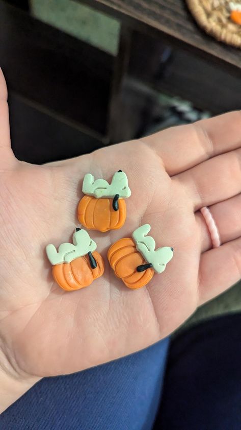 2 for $9 mix and match normal snoopy or pumpkin!  Polymer clay snoopy Magnet painted with acrylic paint. Fall Clay Magnets Diy, Fall Magnets Diy, Snoopy Polymer Clay, Pumpkin Polymer Clay, Fall Clay Magnets, Mini Clay Magnets, Matching Clay Ideas, Polymer Clay Magnets Diy, Ceramics Magnets