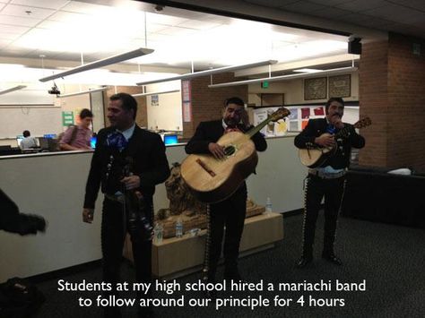 21 Students Caught Being Awesome | Pleated-Jeans.com Best Senior Pranks, High School Pranks, School Pranks, Senior Pranks, April Fools Pranks, Mariachi Band, Future Children, Band Memes, Clean Humor