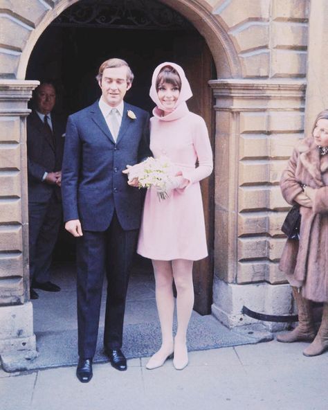 🦋🌞🔮 🌈 🌻’s Instagram post: “Audrey Hepburn and Andrea Dotti photographed on their wedding day in Switzerland, 1969. They met on a cruise of the Greek islands in 1968.…” Audrey Hepburn Wedding Dress Inspiration, Hepburn Wedding Dress, Audrey Hepburn Wedding Dress, Audrey Hepburn Wedding, Audrey Hepburn Outfit, Celebrity Wedding Photos, Yellow Wedding Dress, Giambattista Valli Couture, Audrey Hepburn Photos