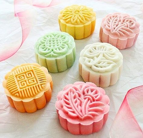 Colorful Chinese Moon Cakes Easy Mooncake Recipe, Chinese Moon Cake, Mooncake Recipe, Cake Festival, Mooncake Festival, Chinese Dumplings, Mooncake, Asian Desserts, Japanese Sweets