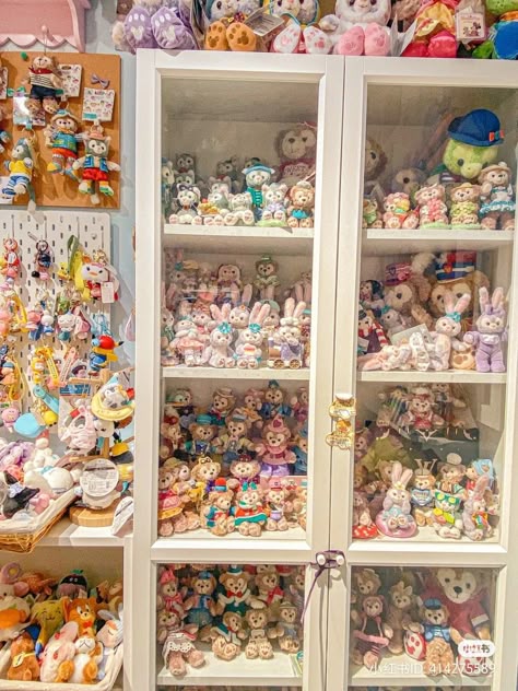 Plushie Collection Display, Plush Collection Display, Cluttercore Room, Plushie Display, Collectors Room Ideas, Crib Inspiration, Toy Collection Room, Trinket Display, Toy Collection Display