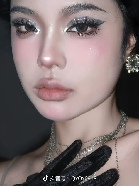 Grey Makeup Douyin, Black Ball Makeup, Black Eyeshadow Douyin, Douyin Silver Makeup, Dark Green Douyin Makeup, Bold Douyin Makeup, Douyin Pearl Makeup, Gray Douyin Makeup, Dark Doyun Makeup