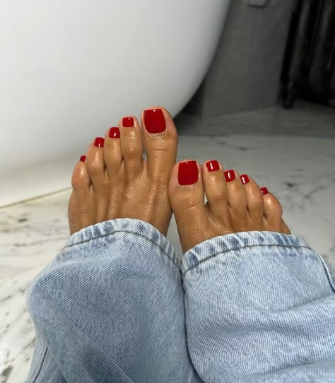 Old Money Toenails, Red Nail Pedicure, Pedicure Inspo Summer, Toe Nail Summer Colors, Summer Red Toe Nails, Red Pedicure Toenails, Red Nails Pedicure, Summer Feet Nails, Fußnagel Design