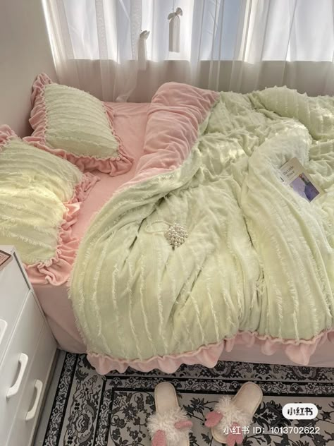 Pink Bed Sheets, Bedroom Deco, Cute Bedroom, Hoodies Art, Cute Bedroom Decor, Redecorate Bedroom, Dream House Rooms, Cozy Room Decor, Apartment Decor Inspiration