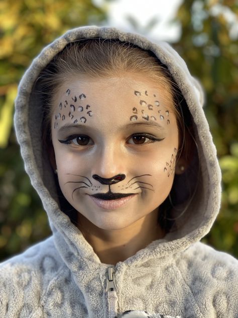 Snow leopard makeup and face paint for Hallowwen Tiger Face Paint Easy, Snow Leopard Costume, Cheetah Face Paint, Leopard Face Paint, Snake Face Paint, Leopard Makeup Halloween, Bear Face Paint, Snow Leopard Wallpaper, Leopard Makeup