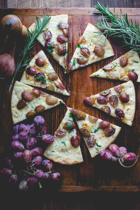 This Roasted Grape and Rosemary Pizza is so delicious! Healthy Seasonal Recipes @Katie Grape Pizza, Rosemary Pizza, Roasted Grapes, Grape Recipes, Cooking Pizza, Savory Tart, Flatbread Recipes, Pizza Recipes Homemade, Flatbread Pizza