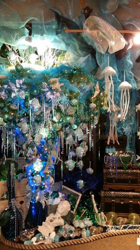 Christmas décor under the sea Window Display Design Creative Christmas, Sea Themed Christmas, Underwater Christmas Decorations, Ocean Christmas Decor, Deep Sea Decor, Under The Sea Christmas Decorations, Christmas Under The Sea Theme, Ocean Christmas Tree, Christmas Under The Sea