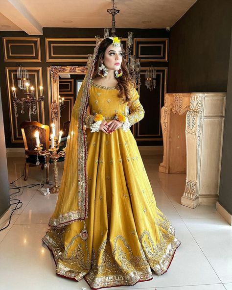 Mehndi Designs Dress Bridal, Mehndi Looks Brides, Pakistani Haldi Dress Ideas, Haldi Dress Designs For Bride, Mehndi Dress For Bride Pakistani Bridal, Haldi Dress For Bride Pakistani, Mehandi Dress For Bride, Mehndi Designs Dress, Mehendi Dresses For Bride