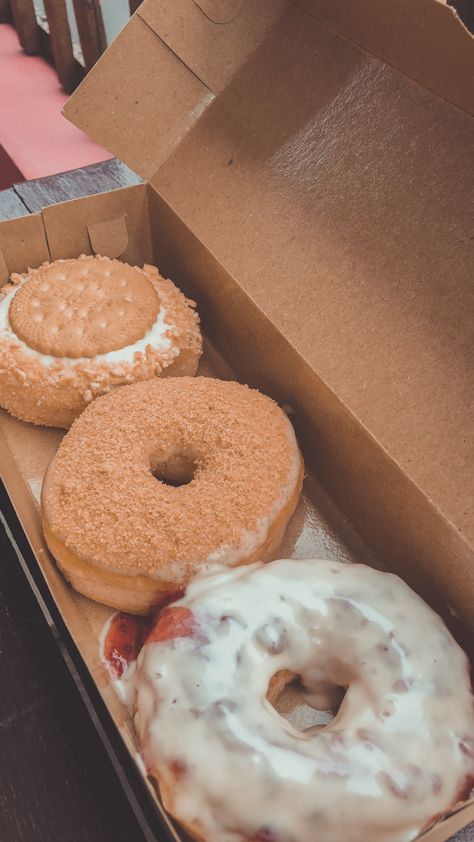 Donat Aesthetic, Food Donut, Food Photography Studio, Donut Gifts, Donut Dessert, Food Aesthetics, Coffee Art, Yummy Food Dessert, Creative Food