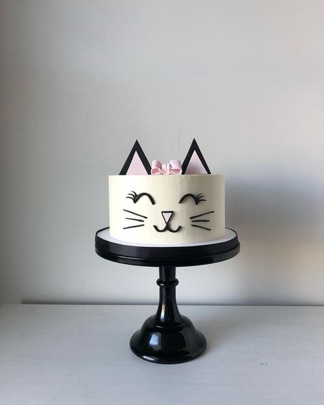 Kitty Cat Cake Ideas, Cat Cake Diy, Easy Cat Cake Birthday, Simple Cat Cake, Super Kitties Birthday Cake, Kitten Cakes Birthday, Cat Cakes For Kids, Super Kitty Birthday, Easy Cat Cake