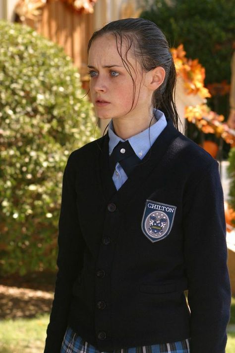 Rory Gilmore Style, Gilmore Girls Outfits, Team Logan, The Gilmore, Gilmore Girl, Alexis Bledel, Stars Hollow, Rory Gilmore, School Uniforms