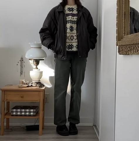 Sweater Fall Outfits Aesthetic, Leather Jacket Over Sweater, Layer Leather Jacket Winter, Doc Martin Style, Winter Jackets Grunge, Leather Jacket Sweater Outfit, Grandpa Jacket Outfit, Jadon Dr Martens Outfit Jeans, Styling Grandpa Sweaters