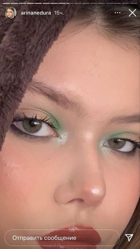 Simple Green Eyeshadow Tutorial, Green And Orange Eye Makeup, Makeup With Beads, Simple Green Eyeshadow Looks, Natural Green Eye Makeup, Simple Green Eyeshadow, Simple Green Eye Makeup, Ren Fair Makeup, Light Green Eye Makeup