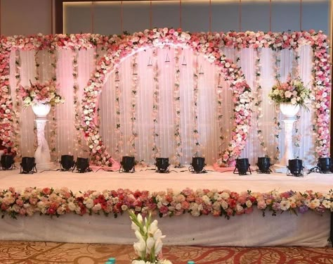 Decoration Stage Wedding, Stage Decorations For Saree Functions, Wedding Back Stage Decoration, Reception Stage Decorations Indian, Engagement Stage Decoration Backdrops Simple, Reception Flower Decoration, Simple Indian Wedding Decor, Stage Decorations Engagement, Marriage Stage Decoration Indian