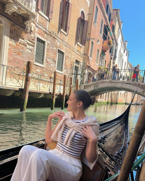 final stop in Venice 🛶 Gondola Ride Outfit, Venice Foto Ideas, Venice Italy Picture Ideas, Photo Ideas In Venice, Venice Italy Photo Ideas, Venice Outfit, Venice Gondola Aesthetic, Venice In Winter, Venice Gondola Ride Pictures