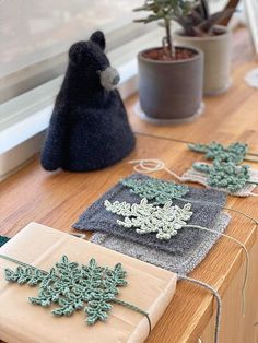 Crochet Fern Leaf video tutorial - CrochetObjet Crochet Fern Leaf, Crochet Fern, Leaf Video, Crochet Leaf Patterns, Pola Amigurumi, Crochet Plant, Fern Leaf, Crochet Leaves, Crochet Decoration