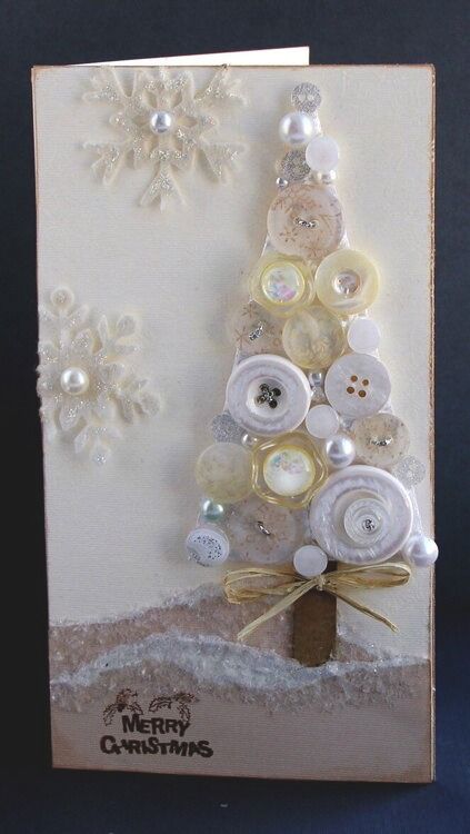 Buttons Christmas Fun Diy Christmas Button Crafts, Button Christmas Tags, Upcycle Buttons, Christmas Button Crafts, Button Tree Art, Vintage Buttons Crafts, Button Christmas Tree, Button Art Projects, Buttons Crafts Diy