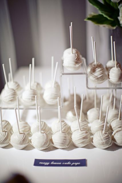 White cake pops Cake Lollipops, White Cake Pops, White Desserts, Wedding Cake Pops, Chocolate Wedding Cake, All White Party, Angel Cake, Baptism Cake, On A Stick