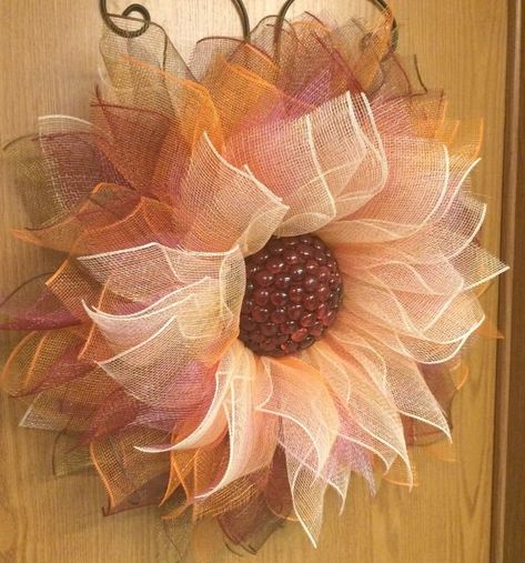 Deco Mesh Sunflower Tutorial Shows How To DIY This Seasonal Wreath Deco Mesh Pumpkin, Couronne Diy, Mesh Flowers, Design Interior Modern, Deco Mesh Crafts, Mesh Ribbon Wreaths, Deco Mesh Wreaths Tutorials, Deco Mesh Wreaths Diy, Mesh Wreath Tutorial