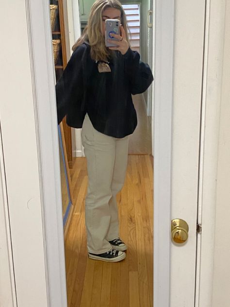 Chuck 70 Black Outfit, Tan Carpenter Pants Outfit, Cream Carpenter Pants Outfit, Cream Color Pants Outfit, Converse Chuck 70s Outfit, Carpenter Pants Outfit Aesthetic, Black Carpenter Pants Outfit, Outfits With Cream Pants, Chuck 70 Outfit Woman