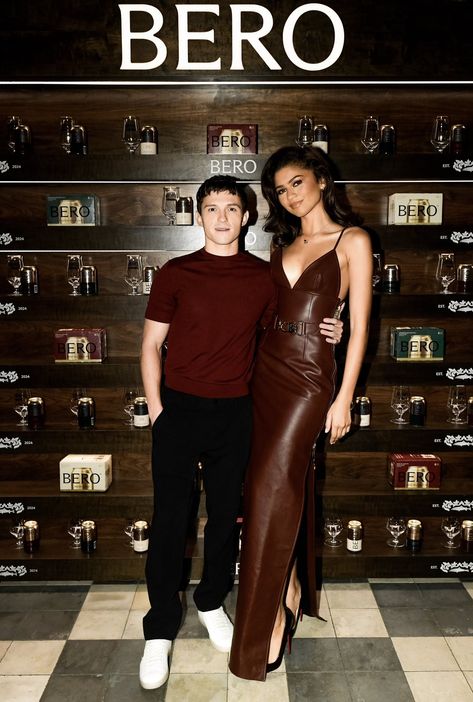 Zendaya And Tom Holland, Mode Zendaya, Louis Vuitton Dress, Tom Holland Zendaya, Zendaya Style, Burgundy Outfit, Zendaya Coleman, Nova York, Launch Event