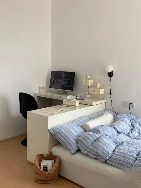 Small Bedroom With Desk Ideas, Small Room Decor Bedroom Aesthetic, Desk For Small Bedroom, Small Room With Desk, Desk Small Room, Minimalist Bedroom Ideas For Small Rooms, Small Aesthetic Bedroom, Room Ideas Minimal, Small Bedroom With Desk