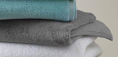 The arrangement of bath towels in a bathroom can make a major statement. Here's a handy guide to help you color coordinate like a pro. Grey Bathroom Towels Ideas, What Colour Towels For A Grey Bathroom, Towels For Grey Bathroom, Bath Towel Color Schemes, Bathroom Towel Color Ideas, Bathroom Towel Colors, Towel Colors For Bathrooms, Bathroom Towel Colors Scheme, Bathroom Towel Decor Ideas