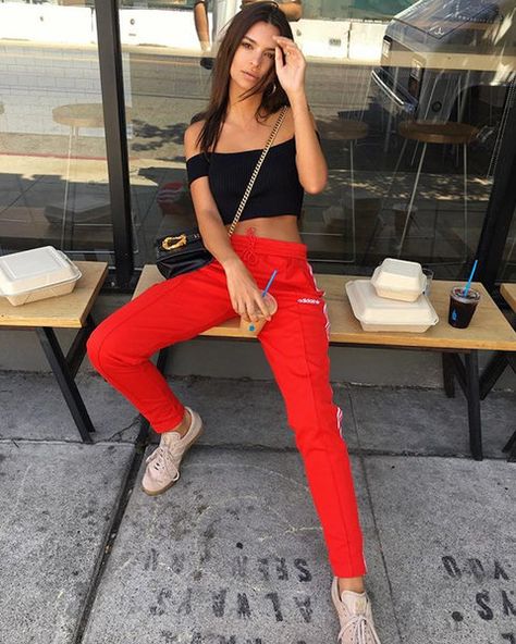 #EmilyRatajkowski always killin' it. #streetstyle Jogging Adidas, Emily Ratajkowski Outfits, Plus Size Styles, Emily Ratajkowski Style, Trendy Swimwear, Celebrity Trends, Emily Ratajkowski, Instagrammer, Hot Outfits