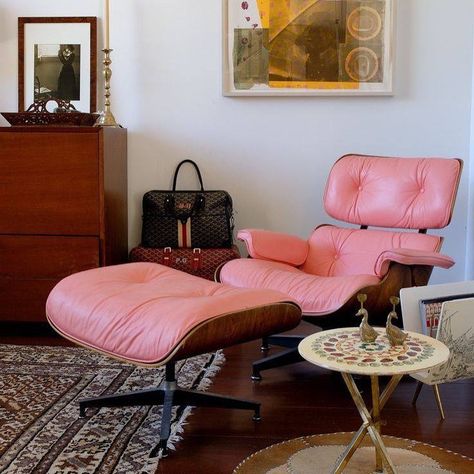 The Eames Lounge in a custom pink leather. Photo: Architectural Digest #mcmdaily #charlesandrayeames #eames #eameslounge #hermanmiller #usa mcmdaily.com Eames Lounge Chair, Dream House Decor, Eames Chair, Interior Inspo, Dream Home Design, 인테리어 디자인, House Inspo, House Inspiration, Home Inspo