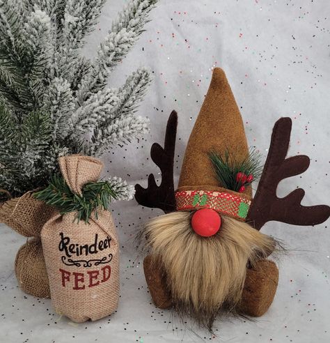 Rock Gnome, Reindeer Gnome, Sock Gnomes, Winter Wreath Diy, Sock Crafts, Gnome Ornaments, Diy Gnomes, Gnomes Crafts, Craft Classes