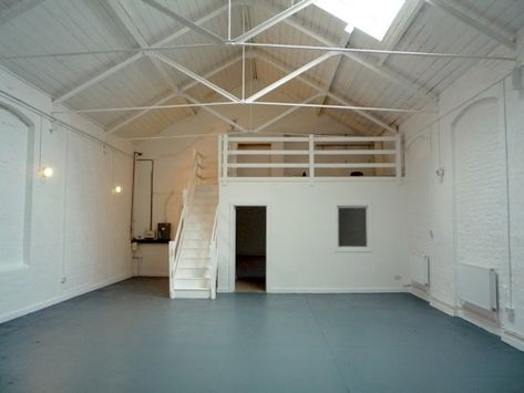 EAST LONDON WAREHOUSES - TO RENT: ART STUDIOS, LIVE WORK UNITS & WAREHOUSE UNIT CONVERSIONS FOR ARTISTS & CREATIVE USE. Small Warehouse Design Storage, Warehouse Design Storage, Small Warehouse Design, Warehouse Plan, Warehouse Renovation, Photo Studio Design, Studio Workspace, Warehouse Living, Converted Warehouse