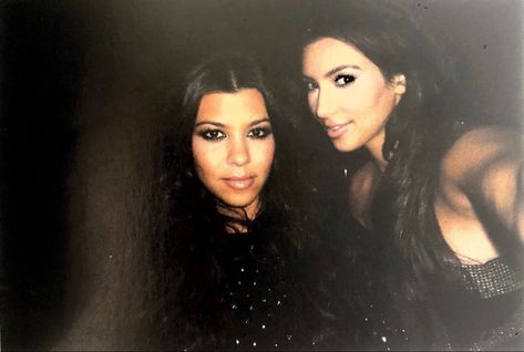 selfie of kim and kourt #sisters #selfie #2010s #kardashian #kourtney #kim Kourtney Kardashian And Kim Kardashian, Kim Kardashian Selfie, Kim And Kourtney, Kim K Style, Kim K, Kourtney Kardashian, Kim Kardashian, Makeup, Make Up