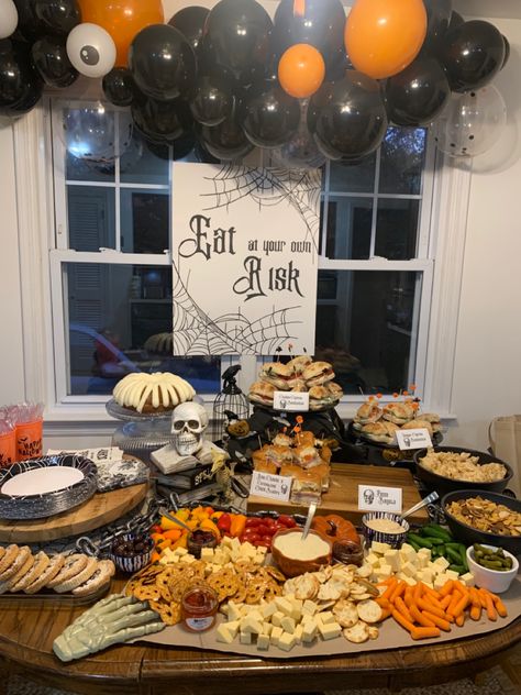 Halloween Bday Party Decorations, Home Halloween Party Food, Halloween Surprise Party, Spooky Halloween Tablescape Party, Simple Halloween Birthday Party, Simple Halloween Birthday Decorations, Halloween Party Adults Decorations, Hosting Halloween Party Ideas, Halloween Party Ideas Family