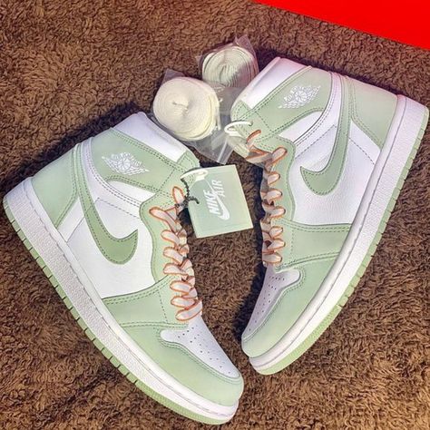 Nike Air Jordan 1High OG"Sea foam green" Sea Foam Jordan 1 Outfit, Sea Foam Nike Jordans, Sea Foam Shoes, Light Green Air Jordans, Sea Foam Jordans, Sea Foam Jordan 1, Jordan Verte, Air Jordans Outfit Woman, Jordan Vert