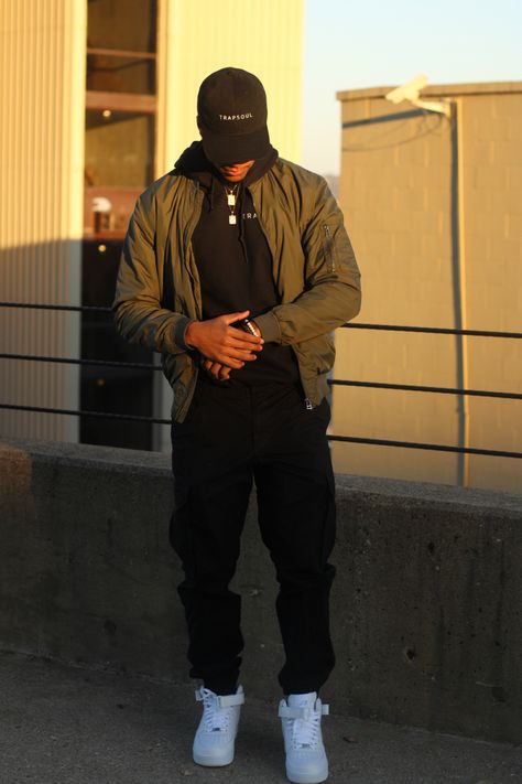 Bryson Tiller Outfits Style, Bryson Tiller Style, Black Nike Hat Outfit, Black Cap Outfit Men, Bryson Tiller Outfits, Men Wearing Caps, Black Cap Outfit, Hoodie Guy, Cap Outfit Men