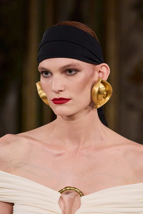 schiaparelli ss24 rtw, makeup by pat mcgrath Schiaparelli Ss24, Schiaparelli Runway, Schiaparelli Earrings, Trends Ss24, High Fashion Poses, Portrait Reference, Jewelry Aesthetic, Pat Mcgrath, Spring Summer 2024