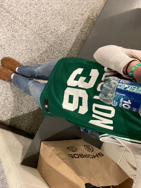 Old post from last szn celtics game in marcus smart's jersey 💔 Basket Ball Game Outfit For Girl, Celtics Outfit Women, Celtics Game Outfit Women, Celtics Game Outfit, Boston Celtics Outfit, Basketball Girls Outfits, Basketball Game Outfit Women, 2024 Lifestyle, Celtics Game