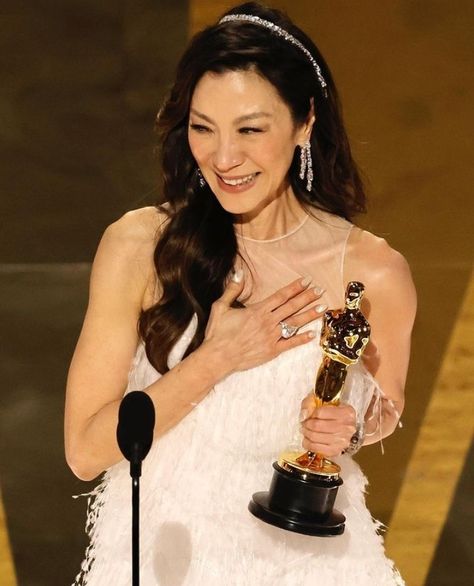 Michelle Yeoh won Oscar for best actress in a leading role 2023 becoming the 1st Asian actor to do so. And 2nd POC after 20 years. Sarah Polley, Oscars 2023, Everything Everywhere All At Once, Best Actress Oscar, Best Actress Award, Black Panthers, Academy Award Winners, Michelle Yeoh, Jamie Lee Curtis